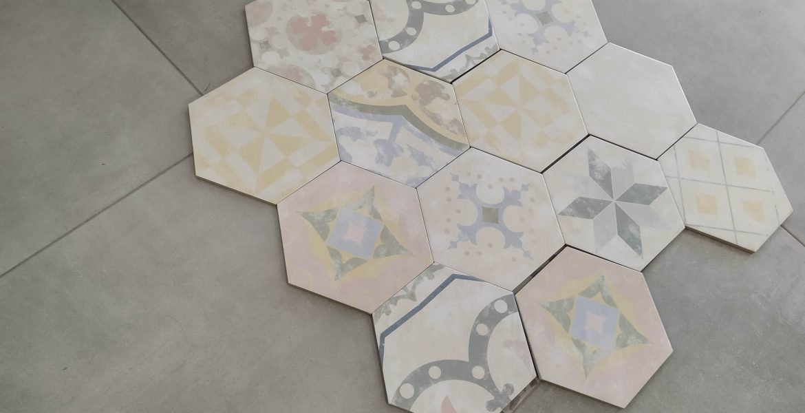 Hexagony v různých barvách a rozměrech